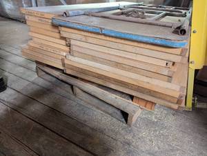 lot 330 image: Large Pallet - Bi Fold and Closet Doors - Hollow Core - Used