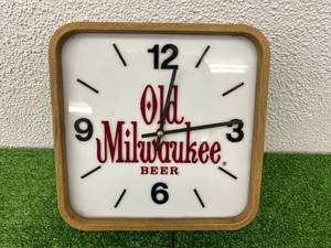 lot 2 image: Old Milwaukee Beer Light Up Clock