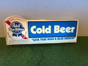 lot 4 image: Pabst Blue Ribbon Beer Light Up Sign