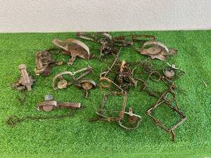 lot 52 image: Traps