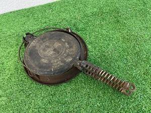 lot 90 image: Griswold No 8 Waffle Maker