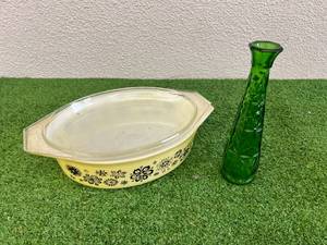 lot 109 image: Green Glass Vase & Pyrex Bowl