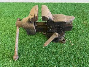 lot 165 image: Bench Vise