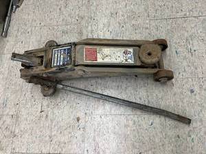 lot 172 image: 2 Ton Hydraulic Floor Jack