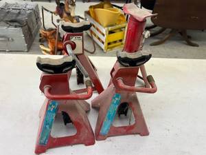 lot 175 image: Jack Stands