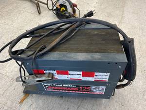 lot 197 image: Farmhand 125 Wire Feed Welder