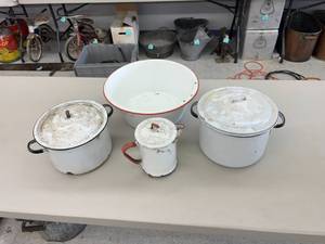 lot 204 image: Enamel PotsPans