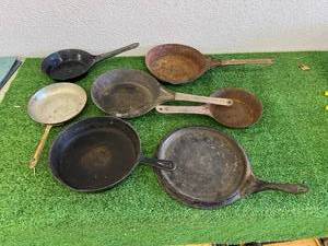 lot 205 image: Vintage Cookware