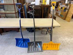 lot 271 image: Snow Shovels