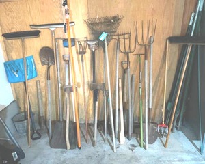 lot 229 image: Yard Tools