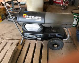 lot 222 image: 140,000 BTU Kerosene Heater