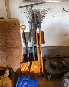 lot 238 image: Various Yard Tools