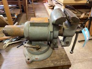 lot 11 image: Rotating Pipe Vise 5