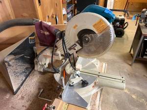 lot 16 image: Makita 10 Miter Saw