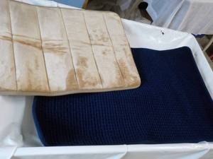 lot 43 image: 2 New Bath Rugs 23 x 16 and 19 x 3...