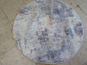lot 52 image: 35 Round Area Rug machine washabl...