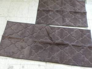 lot 67 image: 2 pc Bath Set 20 x 30 and 20 x 47...