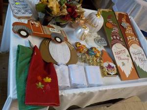 lot 84 image: Seasonal Dcor- New and Towels...