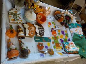 lot 85 image: Seasonal Dcor- New and Towels...