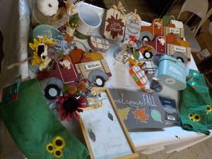 lot 86 image: Seasonal Dcor- New and Towels...