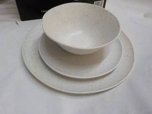 lot 135 image: Mainstays 12 pc Dinnerware Set Jueg...