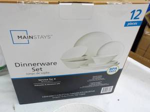 lot 136 image: Mainstays 12 pc Dinnerware Set Jueg...