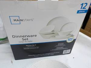 lot 137 image: Mainstays 12 pc Dinnerware Set Jueg...