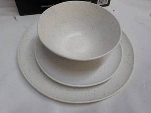 lot 138 image: Mainstays 12 pc Dinnerware Set Jueg...