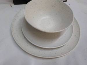 lot 140 image: Mainstays 12 pc Dinnerware Set Jueg...