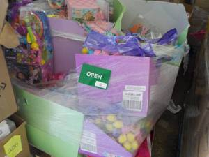 lot 174 image: Pallet of Seasonal New Overstocks...