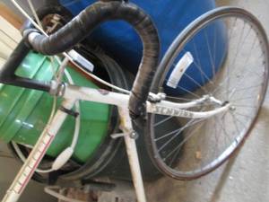 lot 6 image: Schwinn Traveler Road Bike with Rear Panniers