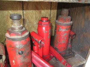 lot 139 image: Lot of 3 Red Hydraulic Bottle Jacks