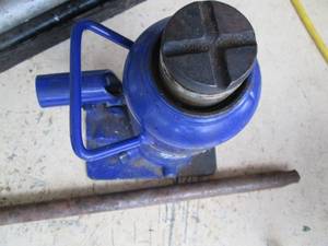 lot 142 image: NAPA Carlyle Tools 20 Ton Bottle Jack