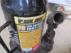 lot 143 image: Black Jack 20-Ton Capacity Hydraulic Bottle Jack