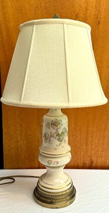 lot 40B image: Vintage Floral Design Table Lamp