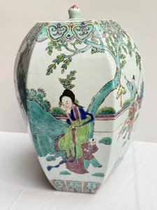 lot 28 image: Vintage Chinoiserie Chinese Hexagonal Covered Jar