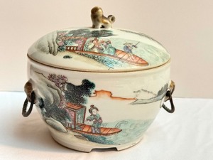 lot 54 image: Antique Tongzi 19th Century Chinese Hand Painted Porcelain Covered Bowl