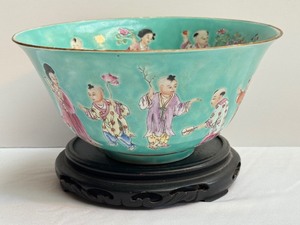 lot 18 image: Vintage Chinese Famille Rose Pattern Bowl