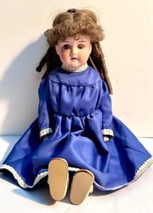 lot 101 image: Antique German Doll