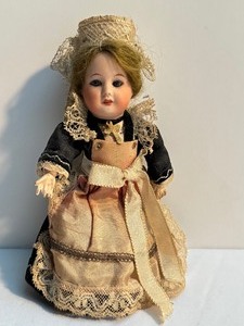 lot 20 image: Vintage French Doll