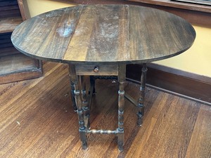 lot 86 image: Vintage Wooden Drop Leaf Accent Table
