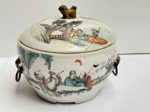 lot 16 image: Antique Tongzi Period Chinese Covered Bowl
