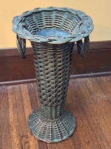 lot 124 image: Vintage Wicker Umbrella Stand