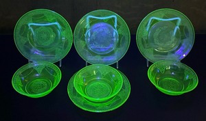lot 118 image: Vintage Anchor Hocking Cameo Green Depression Uranium Glassware  Vintage Anchor Hocking Desert Plates and Bowls