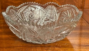 lot 113 image: Vintage Nucut Pressed Glass Serving Bowl