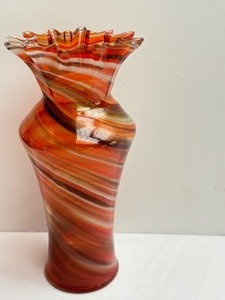 lot 104 image: Beautiful Vintage Hand Swirl Art Glass Vase