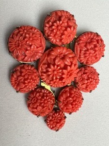 lot 150 image: Vintage Faux Coral Carved Clip