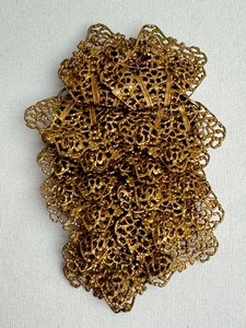 lot 143 image: Vintage Gorgeous Gold Tone Brooch  Vintage Gold Colored Brass Filigree Brooch