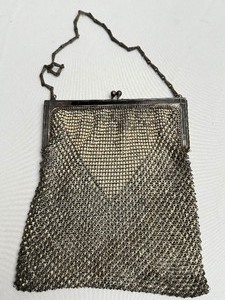 lot 142 image: Antique Whiting and Davis Mesh Handbag