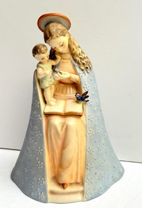 lot 137 image: Vintage Madonna Hummel